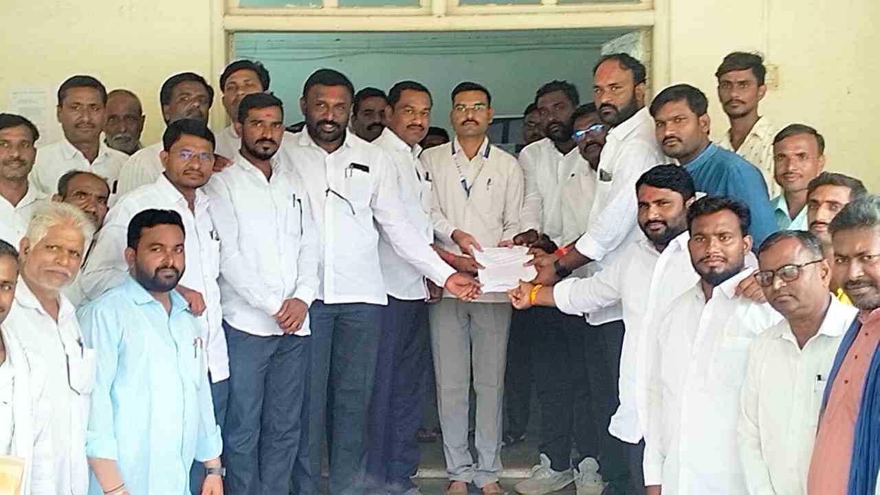 शेतकऱ्यांना हेक्टरी रु.50000/- मदत मिळणे व कर्जमाफी याकरिता उपजिल्हाधिकारी यांना निवेदन देण्यात आले